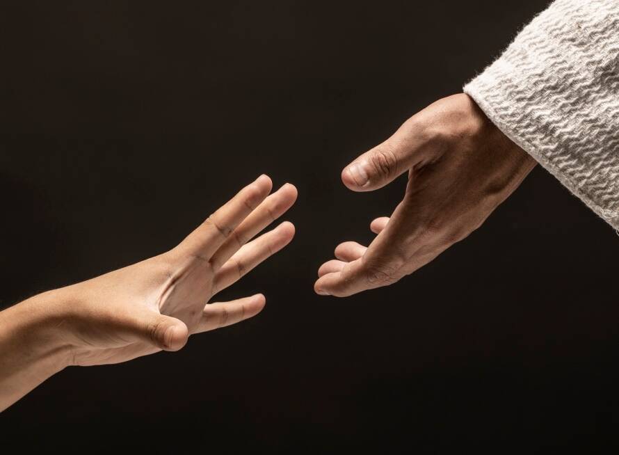 Que es la fe, aqui la mano de Jesus y los fieles.