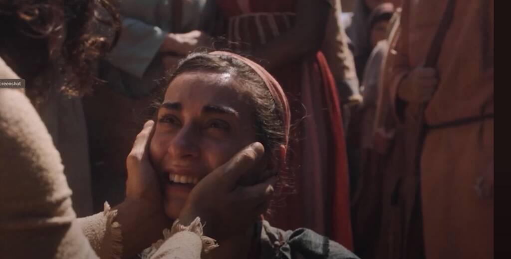 Mujer toca el manto de Jesus y se sana