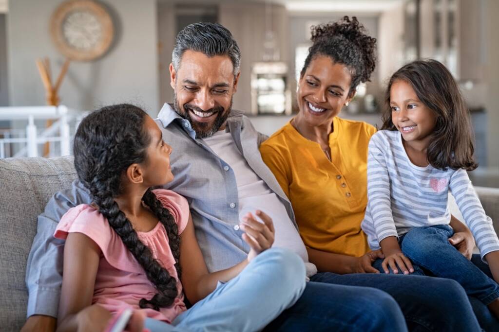 Familia compartiendo en Jesús.