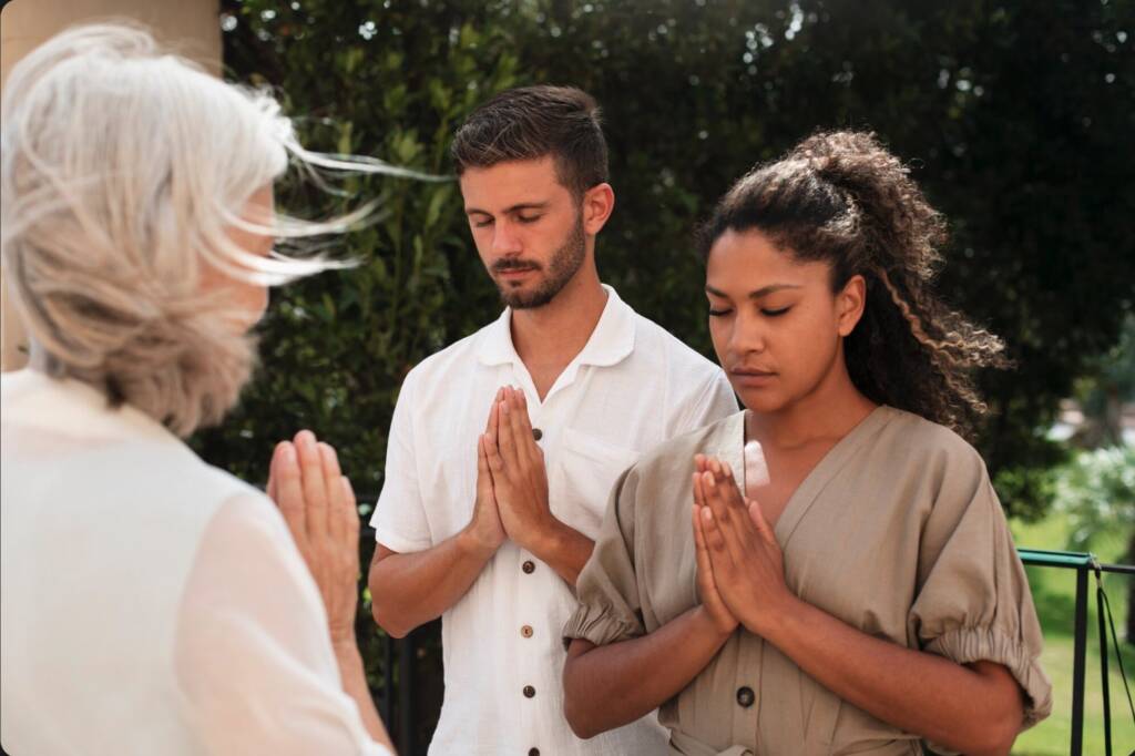 Pareja ora con un pastor