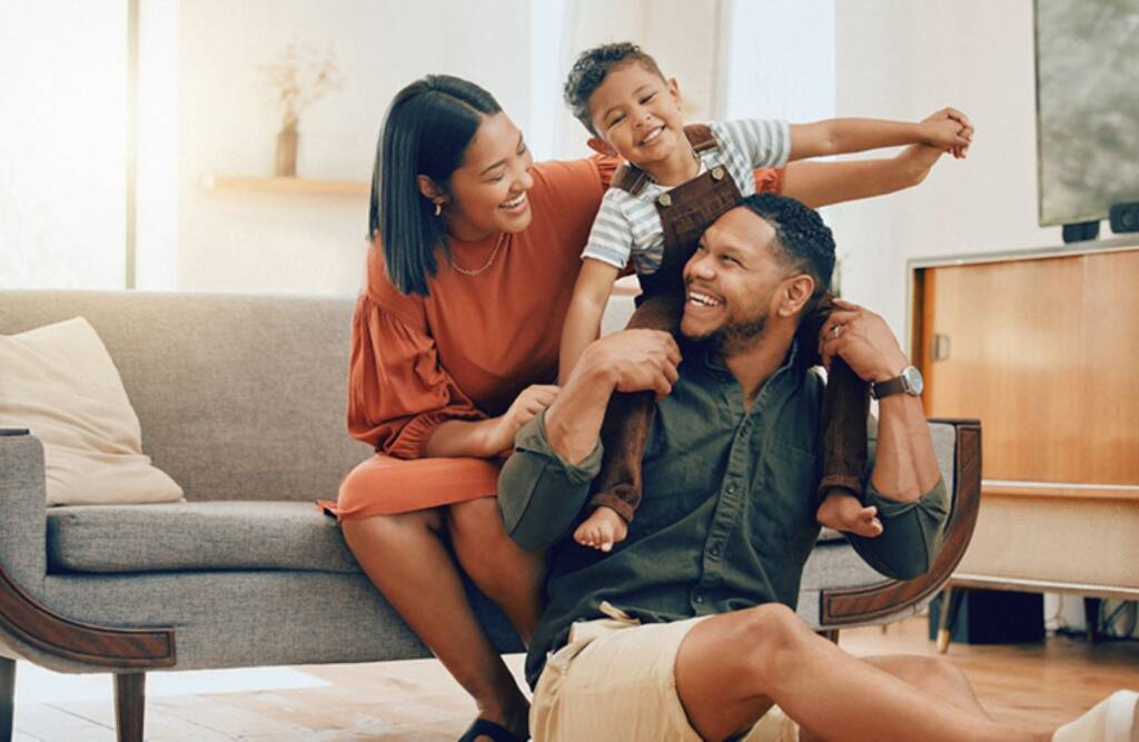 la familia es feliz en Jesus, viviendo una vida cristiana.