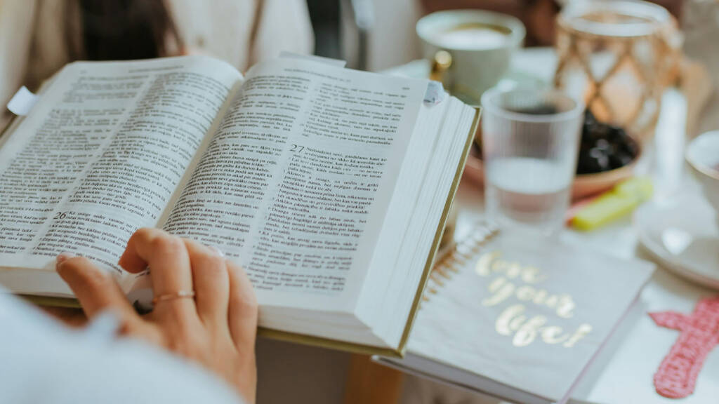 El estudio biblico es parte del devocional.
