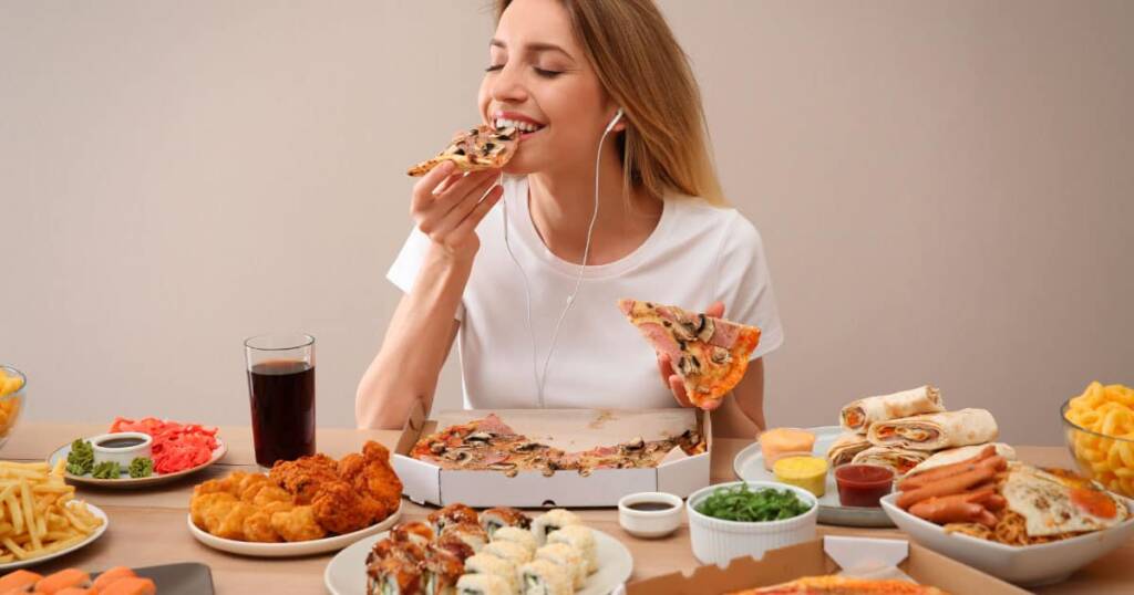 Comer en exceso conduce a la gula, un pecado que además destruye la salud.